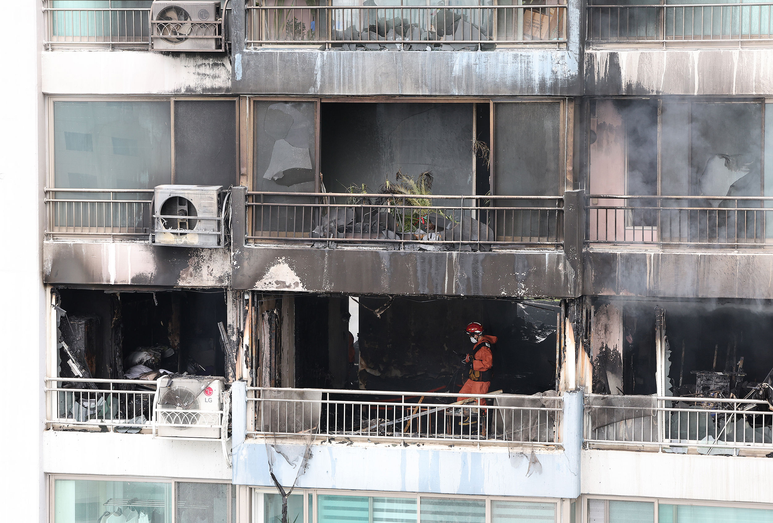 ▲▼南韓首爾一棟公寓大樓17日上午發生火災。（圖／VCG）