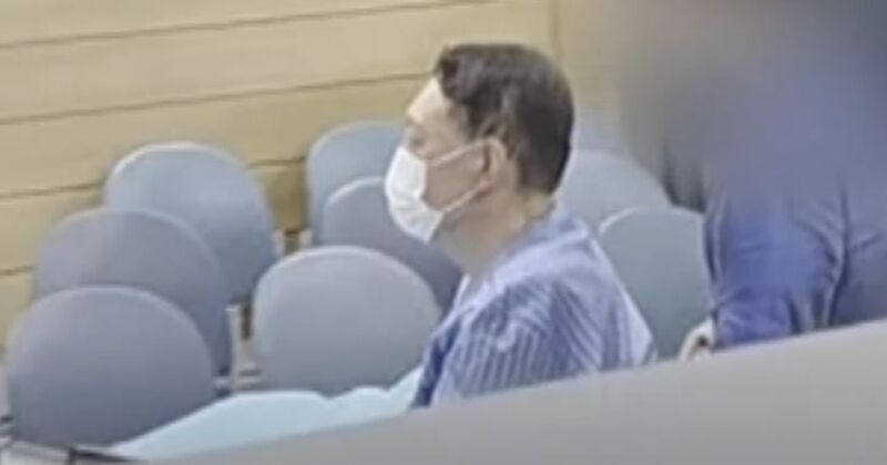 ▲▼南韓前總統尹錫悅坐輪椅、銬電子腳鐐「保外就醫」，狼狽模樣曝光。（圖／翻攝自韓網）