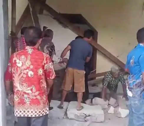 ▲▼印尼6.0地震「狂搖15秒」！至少29傷。（圖／BNPB）