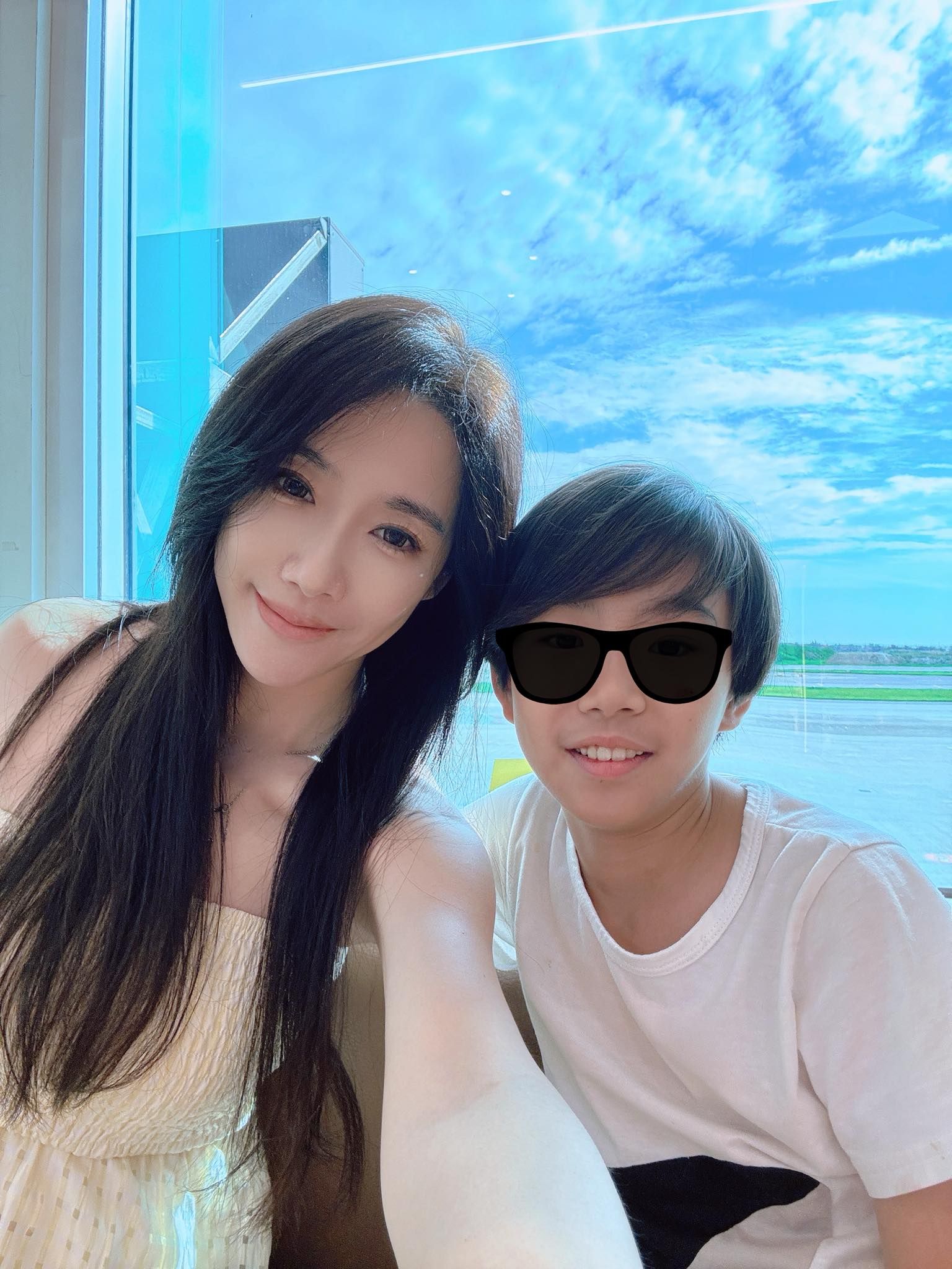 ▲▼依依帶兒出國「身上只剩948元」急找台人換錢：被當詐騙。（圖／翻攝自Facebook／雙胞胎 依依佩佩 的 依依）