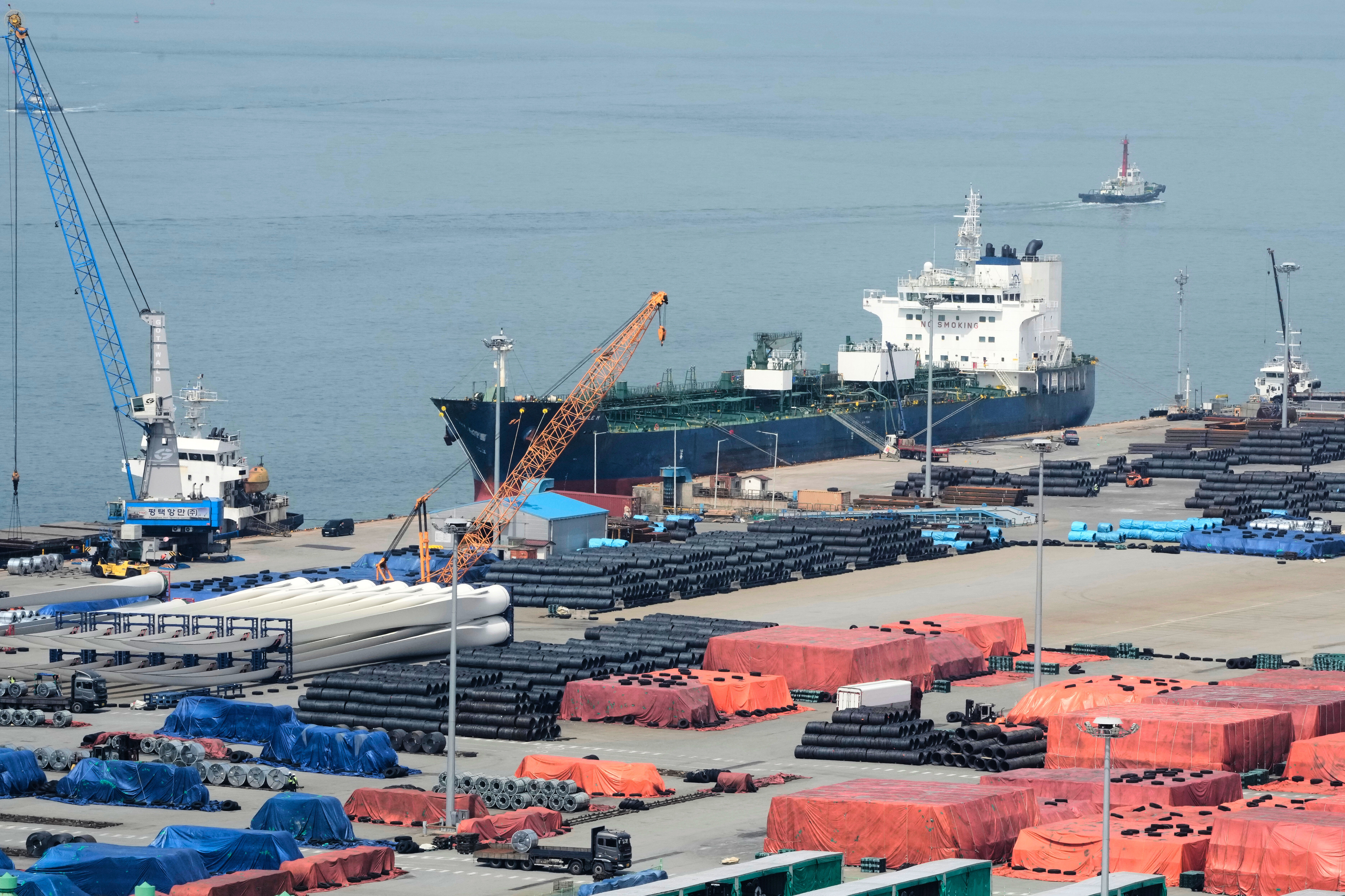 ▲▼堆積在南韓平澤港的鋼鐵產品。(圖/達志影像/美聯社)