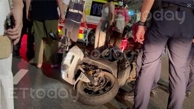獨／高雄鼓山路口2機車相撞！細肩帶正妹、外送員全倒地