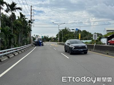 屏東枋寮台17線小貨車左轉翻覆　乘客擦挫傷送醫