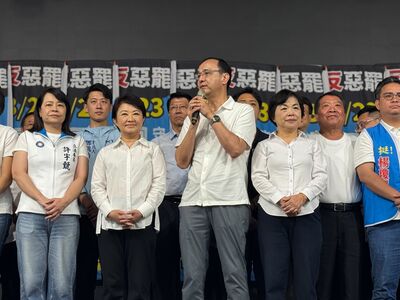 挺朱連任? 盧秀燕高舉朱立倫手讚「黨主席表現好!給他鼓勵」