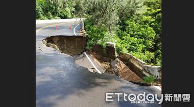 快訊/墾丁往社頂公園方向公路坍方!「兩台車面積」崩了 警急管制