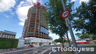 快訊／6天前才起火！北車旁雙星大樓又傳火警　16F黑煙竄出