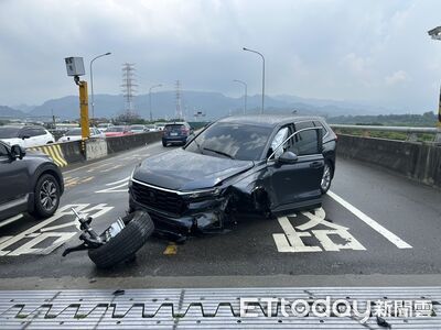 父子苗栗出遊衝撞分隔島　落地未滿月新車前輪噴飛好心痛