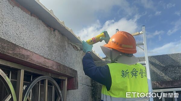 ▲台南做工行善志工冒雨協助西港區94歲獨居陳姓老人修繕屋頂，當晚天空出現彩虹，象徵希望。（記者林東良翻攝，下同）