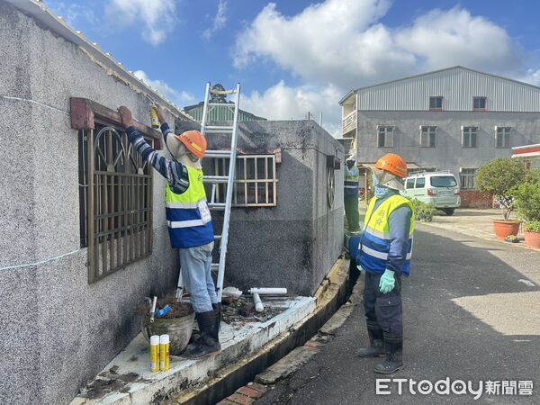 ▲台南做工行善志工冒雨協助西港區94歲獨居陳姓老人修繕屋頂，當晚天空出現彩虹，象徵希望。（記者林東良翻攝，下同）