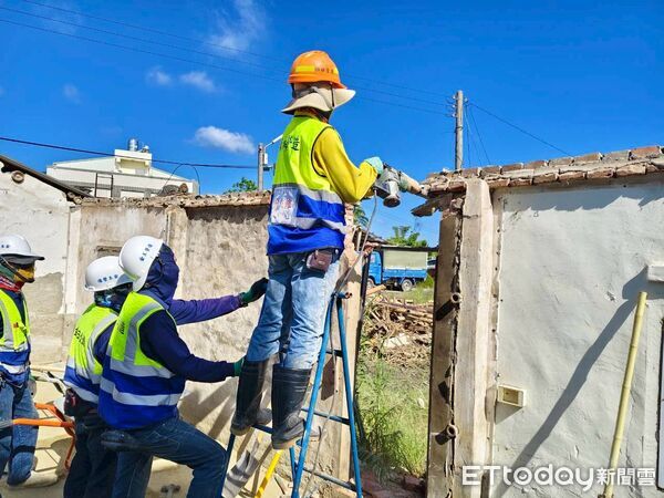 ▲台南做工行善志工冒雨協助西港區94歲獨居陳姓老人修繕屋頂，當晚天空出現彩虹，象徵希望。（記者林東良翻攝，下同）