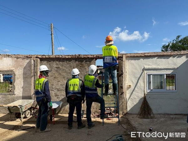 ▲台南做工行善志工冒雨協助西港區94歲獨居陳姓老人修繕屋頂，當晚天空出現彩虹，象徵希望。（記者林東良翻攝，下同）