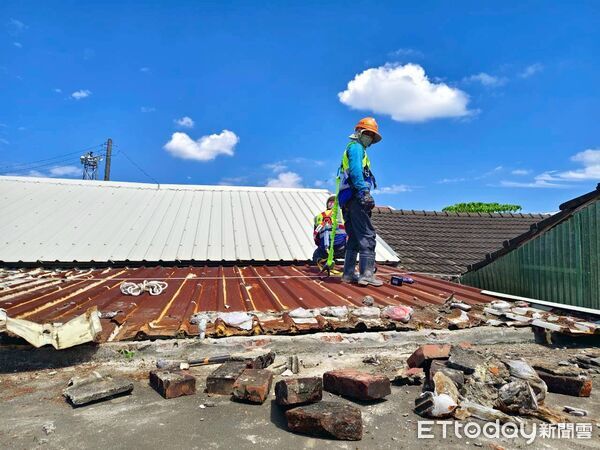 ▲台南做工行善志工冒雨協助西港區94歲獨居陳姓老人修繕屋頂，當晚天空出現彩虹，象徵希望。（記者林東良翻攝，下同）