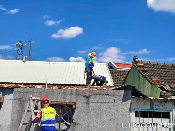 ▲台南做工行善志工冒雨協助西港區94歲獨居陳姓老人修繕屋頂，當晚天空出現彩虹，象徵希望。（記者林東良翻攝，下同）