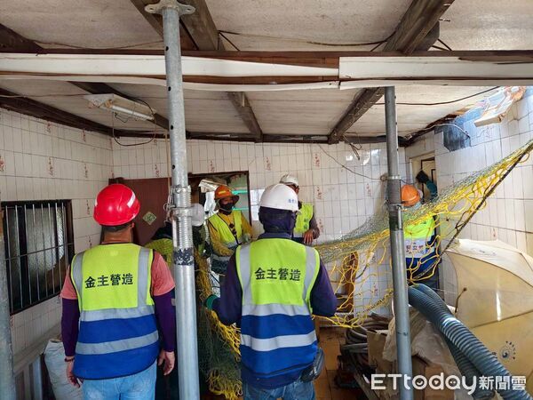 ▲台南做工行善志工冒雨協助西港區94歲獨居陳姓老人修繕屋頂，當晚天空出現彩虹，象徵希望。（記者林東良翻攝，下同）