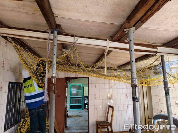 ▲台南做工行善志工冒雨協助西港區94歲獨居陳姓老人修繕屋頂，當晚天空出現彩虹，象徵希望。（記者林東良翻攝，下同）