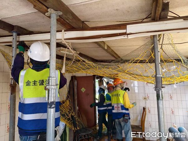 ▲台南做工行善志工冒雨協助西港區94歲獨居陳姓老人修繕屋頂，當晚天空出現彩虹，象徵希望。（記者林東良翻攝，下同）