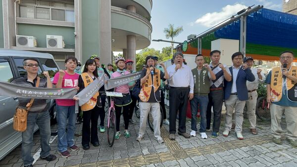 ▲▼罷免國民黨立委游顥團體「去游除垢」與經濟民主連合今發起大型車掃行動，民進黨立委陳亭妃、黃捷，以及民進黨南投議員陳玉鈴、經濟民主連合智庫召集人賴中強都參與。（圖／罷團「去游除垢」提供）