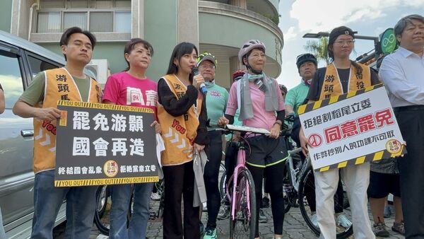 ▲▼罷免國民黨立委游顥團體「去游除垢」與經濟民主連合今發起大型車掃行動，民進黨立委陳亭妃、黃捷，以及民進黨南投議員陳玉鈴、經濟民主連合智庫召集人賴中強都參與。（圖／罷團「去游除垢」提供）