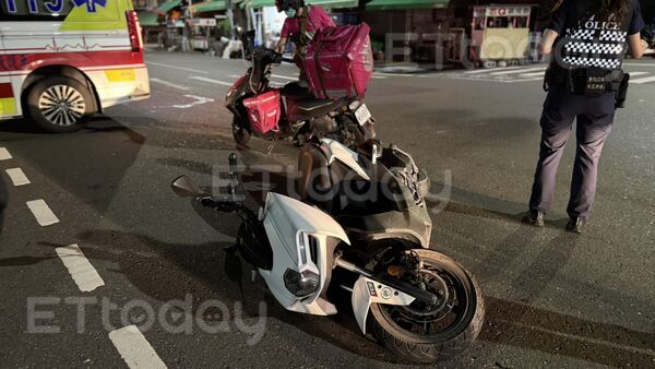 ▲一名熊貓外送員跟一名細肩帶正妹發生車禍             。（圖／記者吳奕靖攝）