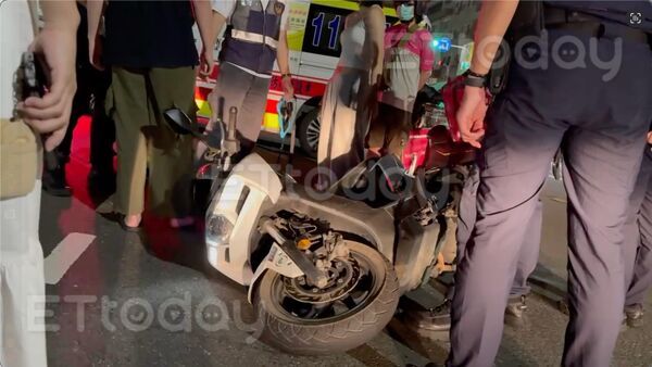 ▲一名熊貓外送員跟一名細肩帶正妹發生車禍             。（圖／記者吳奕靖攝）