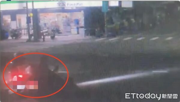 ▲路口監視器拍下車禍發生的瞬間             。（圖／記者吳奕靖翻攝）