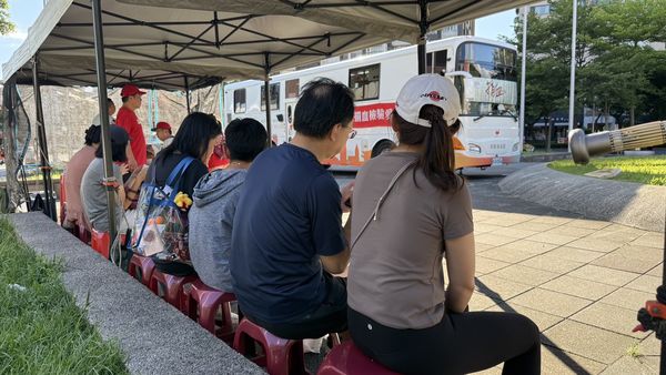 ▲「一袋熱血，一份龍情」 味全龍x天母商圈x爆肝護士公益捐血活動。（圖／味全龍提供）