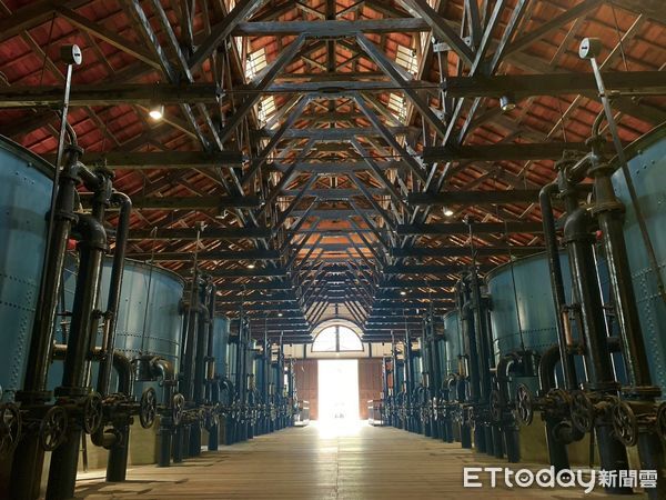 ▲高空繩索技師宛如「蜘蛛人」攀升古蹟屋樑，更換燈泡與清理牆面，場面難得一見。（記者林東良翻攝，下同）