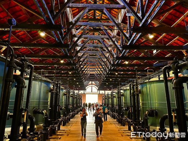 ▲高空繩索技師宛如「蜘蛛人」攀升古蹟屋樑，更換燈泡與清理牆面，場面難得一見。（記者林東良翻攝，下同）