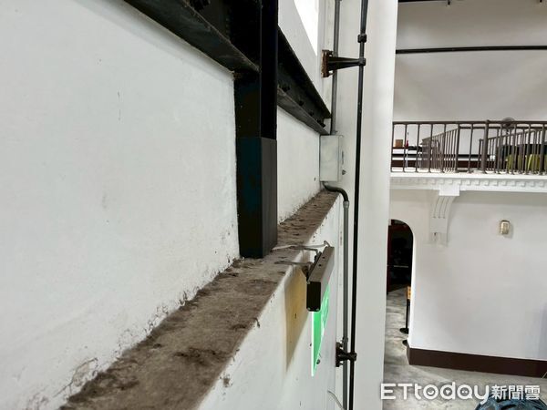 ▲高空繩索技師宛如「蜘蛛人」攀升古蹟屋樑，更換燈泡與清理牆面，場面難得一見。（記者林東良翻攝，下同）