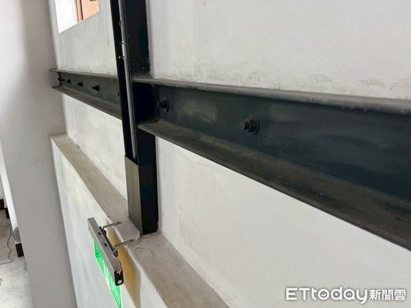 ▲高空繩索技師宛如「蜘蛛人」攀升古蹟屋樑，更換燈泡與清理牆面，場面難得一見。（記者林東良翻攝，下同）