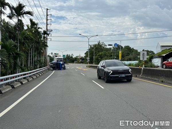 ▲枋寮鄉台17線東海路口小貨車翻覆。（圖／記者陳崑福翻攝）