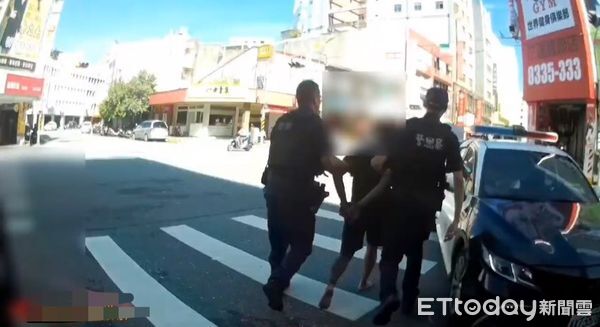 ▲遭噴辣椒水男子情緒激動遭員警當場壓制管束。（圖／花蓮警分局提供，下同）