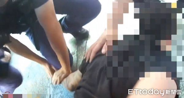 ▲遭噴辣椒水男子情緒激動遭員警當場壓制管束。（圖／花蓮警分局提供，下同）