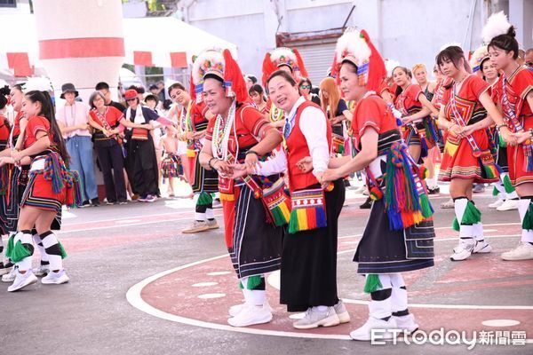 ▲▼花蓮各部落豐年祭輪番上陣，縣長徐榛蔚趕場與族人同樂。（圖／花蓮縣政府提供，下同）