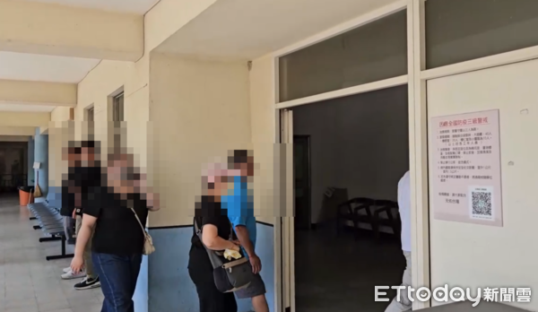 ▲▼             70歲男帶8歲孫子與63歲女山友攀登南三段，結果僅孫子獨活。家屬抵殯儀館相驗。（圖／記者高堂堯攝，下同）