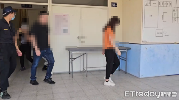 ▲▼             70歲男帶8歲孫子與63歲女山友攀登南三段，結果僅孫子獨活。家屬抵殯儀館相驗。（圖／記者高堂堯攝，下同）