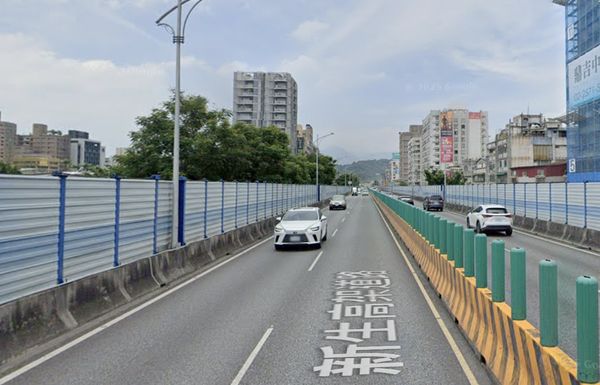 有網友拍下新生高架橋底部，稱出現巨大裂縫，但新工處回應表示橋樑結構安全無虞。（翻攝自Google maps）