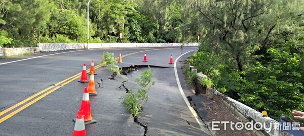 ▲▼屏東縣恆春鎮公園路發生坍方。（圖／記者陳崑福翻攝)