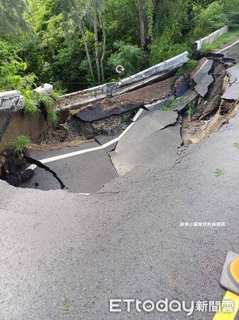▲▼屏東縣恆春鎮公園路發生坍方。（圖／記者陳崑福翻攝)