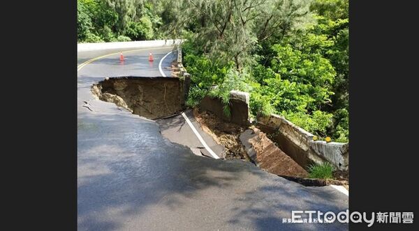 ▲▼屏東縣恆春鎮公園路發生坍方。（圖／記者陳崑福翻攝)