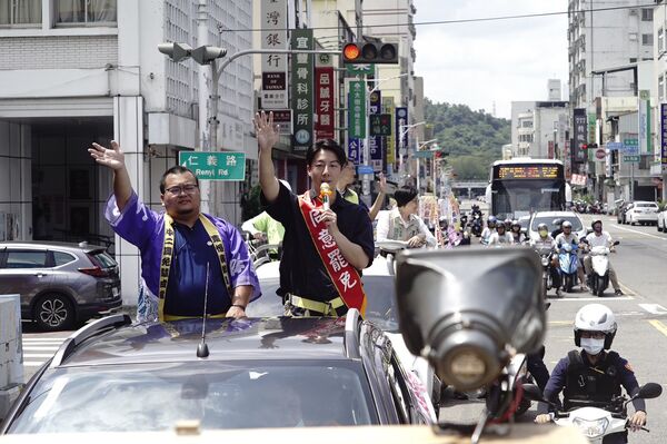 ▲▼罷免國民黨立委顏寬恒團體「中二解顏」今（17日）邀請民進黨立委黃捷、發言人吳崢，以及台中市議員林德宇、李天生、張芬郁等，和中二解顏發言人林宣宏共同前往霧峰進行車隊掃街。（圖／罷團「中二解顏」提供）