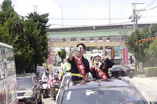 ▲▼罷免國民黨立委顏寬恒團體「中二解顏」今（17日）邀請民進黨立委黃捷、發言人吳崢，以及台中市議員林德宇、李天生、張芬郁等，和中二解顏發言人林宣宏共同前往霧峰進行車隊掃街。（圖／罷團「中二解顏」提供）
