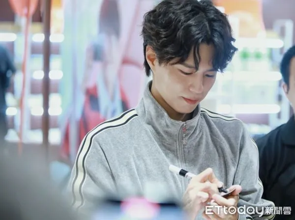 ▲朴寶劍每次來台灣都會親手寫下信件給粉絲，且每次都是繁體中文。（圖／讀者提供）