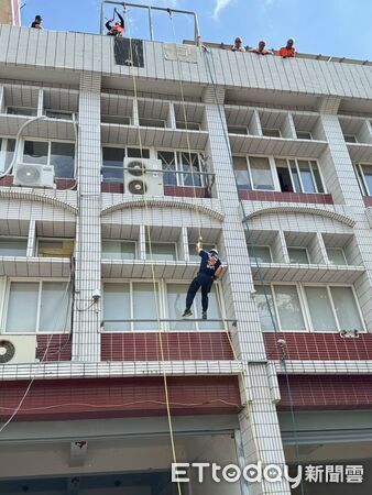 ▲台南市義消參與繩索專業訓練，挑戰垂降、橫渡等高難度操作。（記者林東良翻攝，下同）