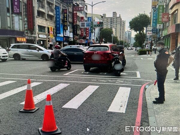 ▲▼高雄左營發生車禍。（圖／記者許宥孺翻攝）