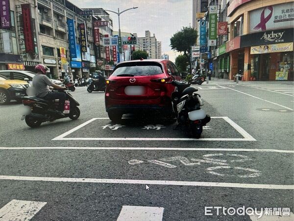 ▲▼高雄左營發生車禍。（圖／記者許宥孺翻攝）