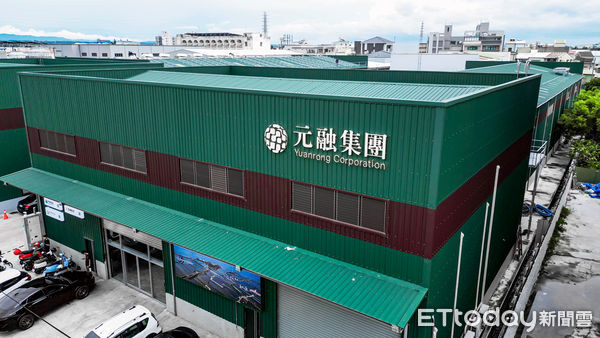 ▲全新完工元融集團新總部正式啟用，董事長鄭渝璉、總經理吳俊澄與執行長劉宣成等人共同揭幕。（圖／記者林東良翻攝，下同）