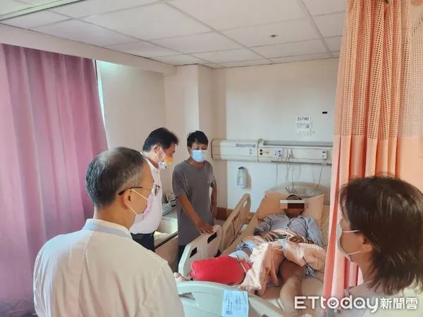 ▲▼陳良乾局長關心慰問選手受傷情形。（圖／記者林東良翻攝)