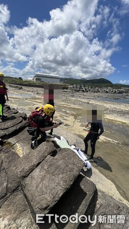 ▲▼            2名女子至貢寮金銀島外海浮潛，被海浪捲走幸運獲救。（圖／記者郭世賢翻攝，下同）