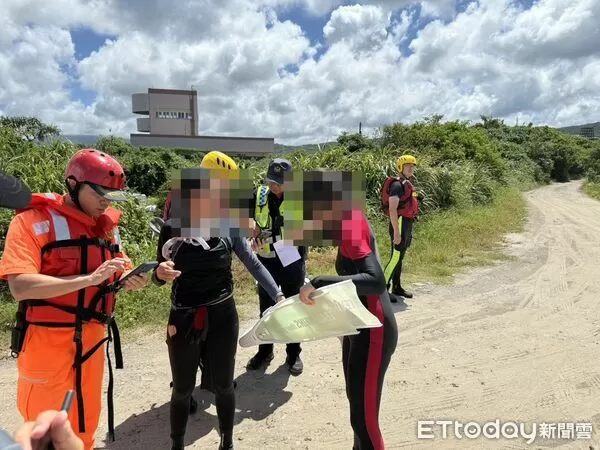 ▲▼            2名女子至貢寮金銀島外海浮潛，被海浪捲走幸運獲救。（圖／記者郭世賢翻攝，下同）